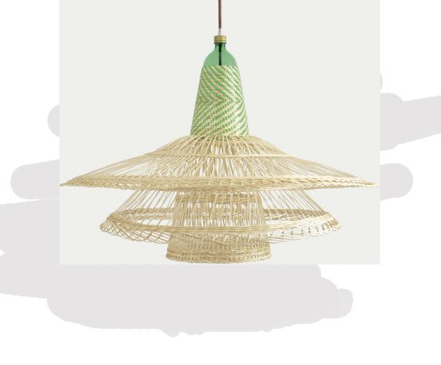 Do reúso de garrafas PET, surgiu o PET Lamp Project. São tiras de plástico costuradas, formando beloslustres assinados pelo designer Alvaro Catalán de Ocón. Do reúso de garrafas PET, surgiu o PET Lamp Project. São tiras de plástico costuradas, formando beloslustres assinados pelo designer Alvaro Catalán de Ocón.