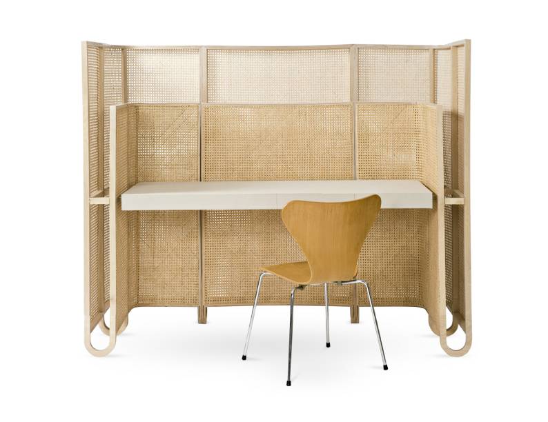 A escrivaninha Le Bureau 2 x 1 (1,80 m x 75 cm x 1,40 m), de Fabien Petiot, combina fibra natural, estrutura de bétula maciça e bancada revestida de couro. Preço sob consulta na galeria Mouvements Modernes.