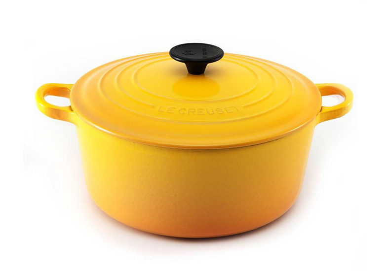 A panela de ferro (18 cm de diâmetro) da Le Creuset é objeto de desejo para quem ama cozinhar. Por 700 reais em abr.ai/panela-lecreuset.