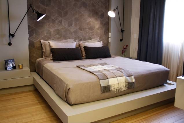 Assinado pela arquiteta Deborah Roig, o décor é marcado pelo painel de camurça na cabeceira. As luminárias do designer britânico Tom Dixon, instaladas ao lado da cama, completam o ambiente neutro. Assinado pela arquiteta Deborah Roig, o décor é marcado pelo painel de camurça na cabeceira. As luminárias do designer britânico Tom Dixon, instaladas ao lado da cama, completam o ambiente neutro.