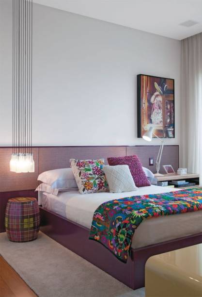 As nuances de roxo e lilás harmonizam a mistura eclética dos objetos de decoração, cheios de texturas e estampas.