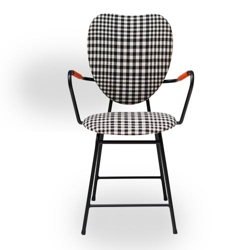 Feita de aço, a cadeira Vichy (51 x 44 x 87 cm) traz encosto e assento de pura lã. Da grife francesa Rien à Cirer. Preço sob consulta.