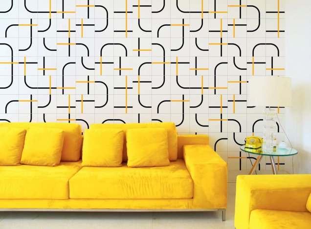 O sofá amarelo combina com o Revestimento da série Cross, do Estúdio Mosaico.