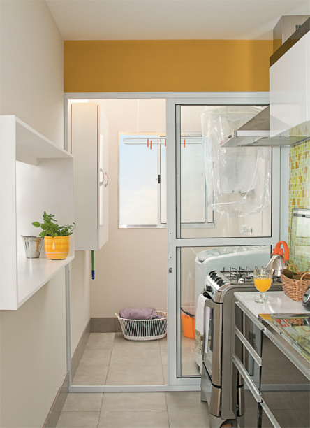 Com as paredes, eletrodomésticos e armário brancos, a lavanderia ficou discreta ao lado da cozinha, onde a paleta de cores é alegre. O projeto é do arquiteto Douglas Honma. Com as paredes, eletrodomésticos e armário brancos, a lavanderia ficou discreta ao lado da cozinha, onde a paleta de cores é alegre. O projeto é do arquiteto Douglas Honma.