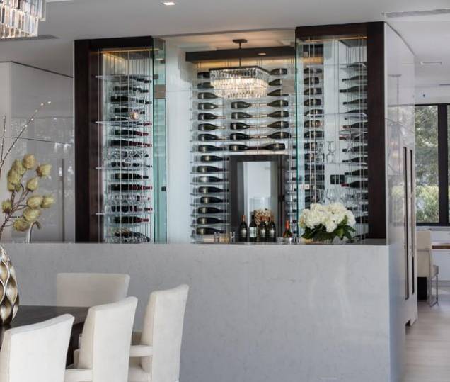 Instalada ao lado da sala de jantar, a adega contemporânea feita de vidro parece uma vitrine de garrafas de vinho. Instalada ao lado da sala de jantar, a adega contemporânea feita de vidro parece uma vitrine de garrafas de vinho.