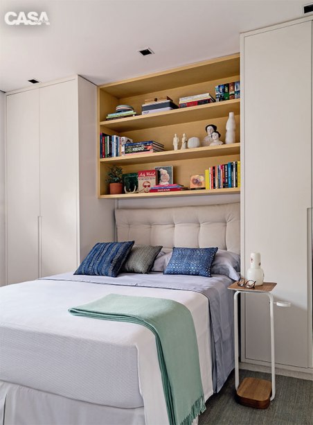 O branco predomina neste quarto, projetado pelo designer Aldi Flosi para seu irmão. Tons claros de azul e verde na roupa de cama e de amarelo na estante acompanham a paleta de cores suave. O branco predomina neste quarto, projetado pelo designer Aldi Flosi para seu irmão. Tons claros de azul e verde na roupa de cama e de amarelo na estante acompanham a paleta de cores suave.