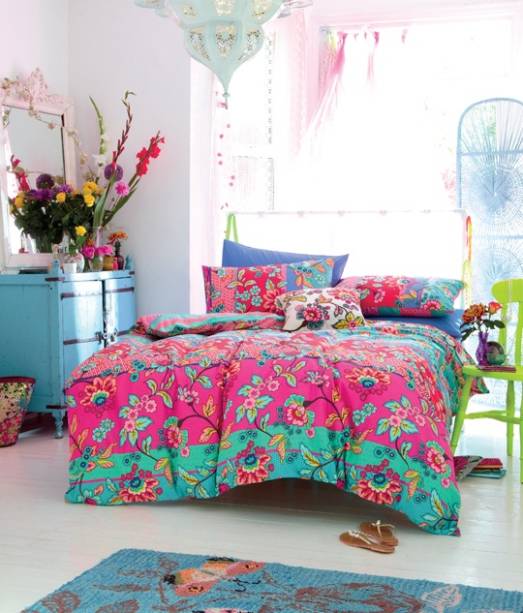 Com pegada boho, a base branca do quarto ganhou personalidade graças à paleta esperta, que equilibra candy colors com tons alegres.
