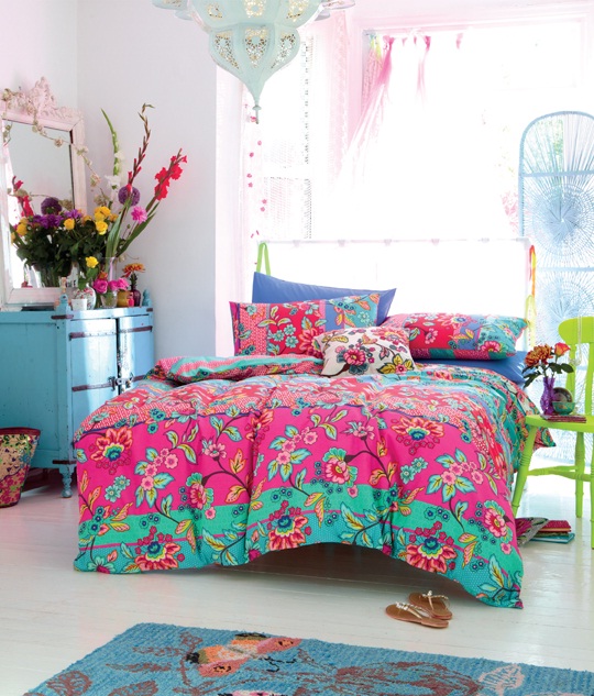 Com pegada boho, a base branca do quarto ganhou personalidade graças à paleta esperta, que equilibra candy colors com tons alegres. Com pegada boho, a base branca do quarto ganhou personalidade graças à paleta esperta, que equilibra candy colors com tons alegres.