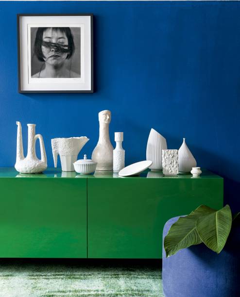 Dois tons de impacto entram em sintonia neste ambiente: o verde do bufê de Piero Lissoni para a Cappellini (Poeira Design) e o azul da parede (Tempestade, da Tintas Coral). A dupla compõe a base perfeita para realçar as formas e os relevos da coleção de porcelanas brancas, que inclui peças da Varuzza, Dpot Objeto, Vista Alegre, Orbi Brasil e Loja Teo. Na parede, fotografa de Mario Cravo Neto (Bolsa de Arte). Tapete da Botteh e pufe da Poeira Design.