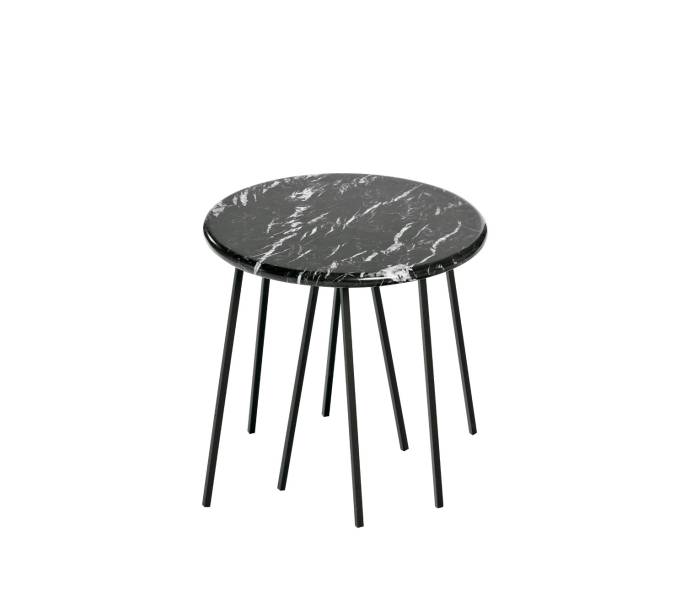 Mesa lateral (40 x 35 cm) com tampo de mármore nero marquina. De Humberto da Mata, a partir de 1 845 reais.