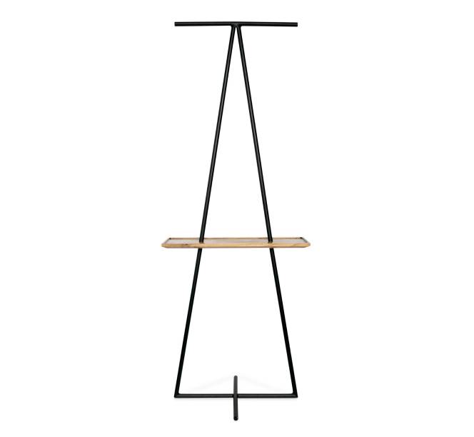 “O cabideiro Três propõe um uso intuitivo e livre de definições”, explica o designer. O traço minimalista confere um tom escultural à peça (60 cm x 40 cm x 1,68 m) e convidaà descoberta de diferentes usos. Fabricado pela Elon e à venda no Arquivo Contemporâneo.