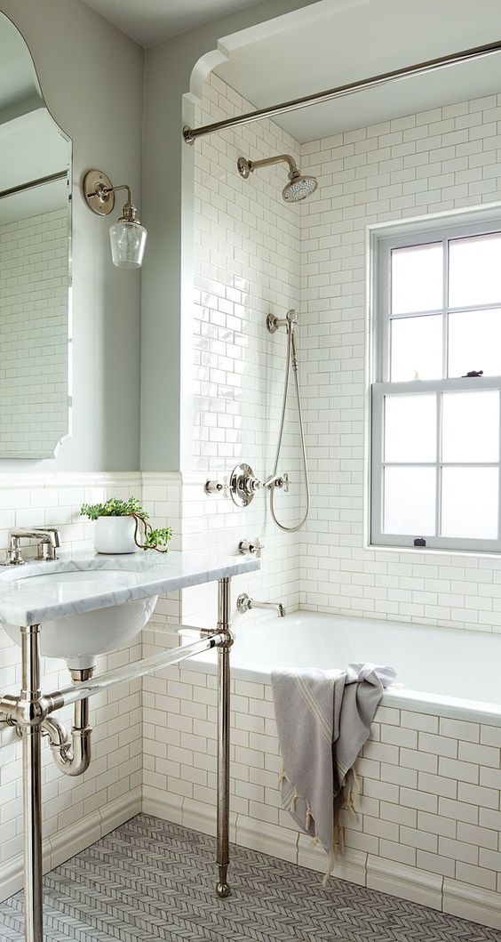 Em uma casa da década de 1920, renovada pela designer de interiores Jessica Helgerson, o banheiro da filha tem piso de mármore Carrara em padrão espinha de peixe e uma pia com estilo super vintage. Em uma casa da década de 1920, renovada pela designer de interiores Jessica Helgerson, o banheiro da filha tem piso de mármore Carrara em padrão espinha de peixe e uma pia com estilo super vintage.
