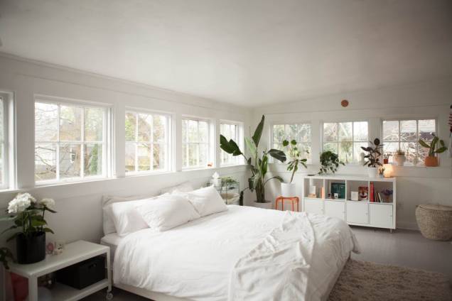 Agraciado com muitas janelas e luz natural, o quarto é cercado por plantas de vários tipos e tamanhos. Agraciado com muitas janelas e luz natural, o quarto é cercado por plantas de vários tipos e tamanhos.