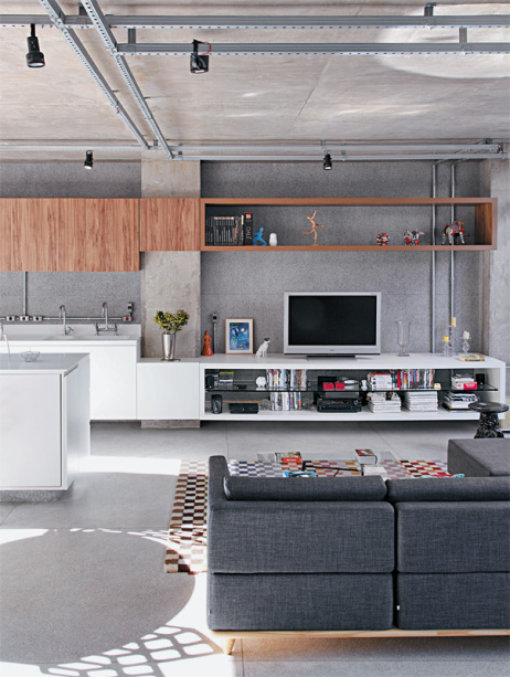 Na casa do arquiteto Felipe Scroback, em São Paulo, a sala e a cozinha são integradas para aumentar a sensação de amplitude. Os armários superiores e da bancada têm continuidade nos nichos do estar. Na casa do arquiteto Felipe Scroback, em São Paulo, a sala e a cozinha são integradas para aumentar a sensação de amplitude. Os armários superiores e da bancada têm continuidade nos nichos do estar.