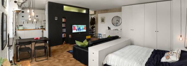 Com apenas 43 metros quadrados, este apartamento em Moscou é organizado em torno da parede preta, que funciona como painel para a sala e também esconde o banheiro. A cozinha, decorada com eletrodomésticos em estilo vintage, fica ao lado. Com apenas 43 metros quadrados, este apartamento em Moscou é organizado em torno da parede preta, que funciona como painel para a sala e também esconde o banheiro. A cozinha, decorada com eletrodomésticos em estilo vintage, fica ao lado.