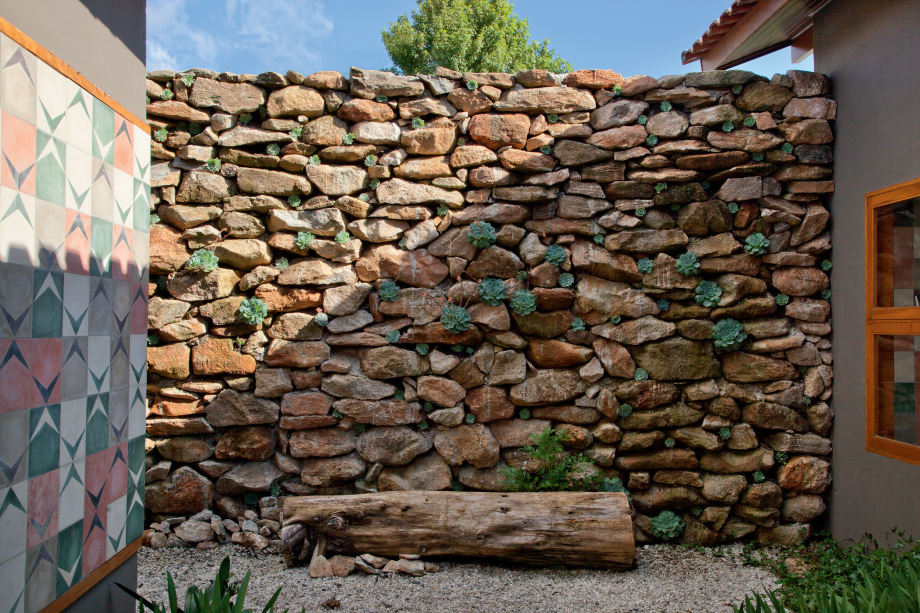 Neste pátio interno, que conecta o quarto com a área social, Flávio encaixou suculentas no muro de pedra.