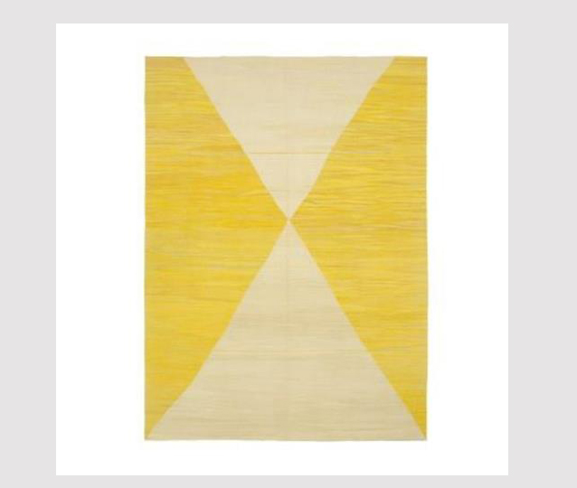 Confeccionado em tear manual e com tingimento natural, o tapete <a href="https://www.gotoshop.com.br/decoracao/Tapete/tapeteparaSala/kilim-energy-off-white-yellow-11542194.html?utm_source=sites&utm_medium=matéria_CC&utm_campaign=produtos&utm_content=201707">Kilim Energy</a> (4 x 3 m), da By Kamy, sai por 16 772 reais.