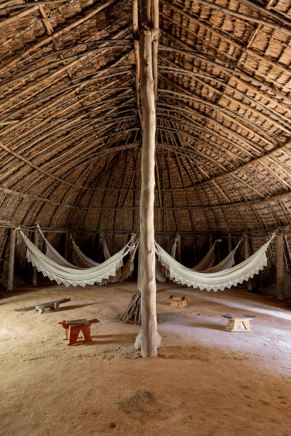 Índios do Xingu levaram uma semana para erguer a oca, onde é possível passar a noite ou só descansar.