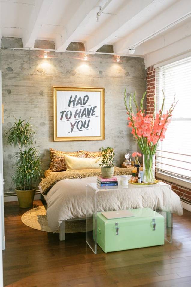Para criar uma “selva urbana” em seu apartamento em Los Angeles, o morador utilizou muitas plantas. No quarto, os arranjos de flores trazem mais cor para o décor. Para criar uma “selva urbana” em seu apartamento em Los Angeles, o morador utilizou muitas plantas. No quarto, os arranjos de flores trazem mais cor para o décor.