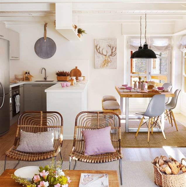 Como o piso é o mesmo em todo o espaço, são os tapetes que delimitam as áreas da mesa de jantar e do estar. A decoração, com estilo mais rústico e campestre, combina a madeira e o cinza com nuances de rosa. Como o piso é o mesmo em todo o espaço, são os tapetes que delimitam as áreas da mesa de jantar e do estar. A decoração, com estilo mais rústico e campestre, combina a madeira e o cinza com nuances de rosa.