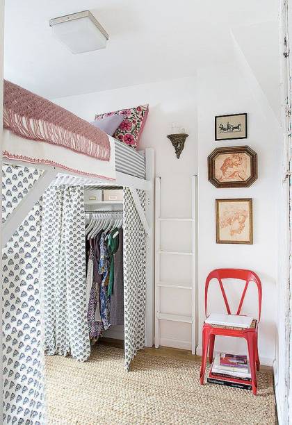 No design de Robin Sillau, a cama fica elevada como em um beliche e na parte de baixo foi criado um pequeno closet.