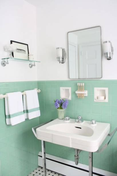 Além dos azulejos verdes, com formato quadrado, as saboneteiras embutidas na parede dão todo o tom antigo do espaço.