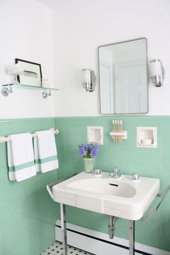 Além dos azulejos verdes, com formato quadrado, as saboneteiras embutidas na parede dão todo o tom antigo do espaço. Além dos azulejos verdes, com formato quadrado, as saboneteiras embutidas na parede dão todo o tom antigo do espaço.
