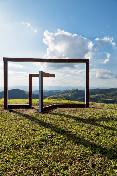 Obra Portal do Sul (2011), de Pasha Radetzki, que participou de uma residência artística na fazenda.