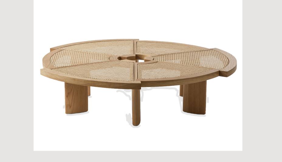 Projetada por Charlotte Perriand em 1962, a mesa Rio (1,40 m x 33 cm) foi reeditada pela Cassina em carvalho natural. Preço: 8 280 dólares.