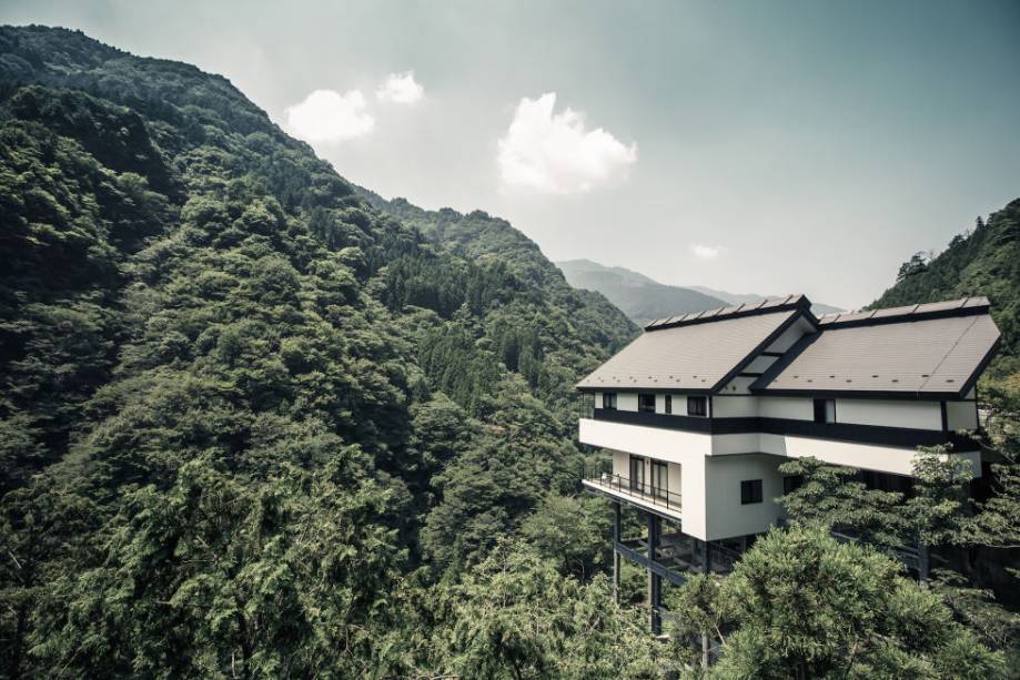 Construída sob palafitas em cima de uma montanha, essa casa de madeira não é a melhor opção para quem tem medo de altura.