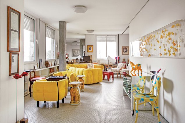 Sala da escritora Danuza Leão. A cor escolhida para os sofás foi o amarelo, que substituiu o carmin e trouxe personalidade.