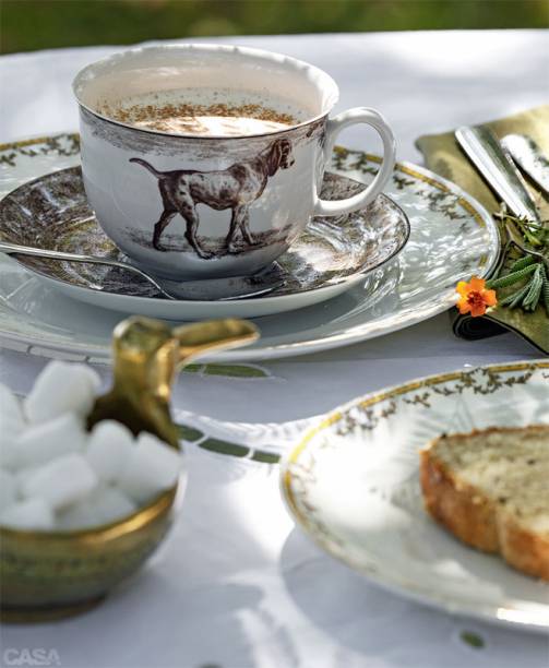 Outra ideia irresistível: servir o café da manhã ou o lanche da tarde ao ar livre. Se você usar louças antigas, o charme será total. “Peças tradicionais remetem às reuniões de família.”