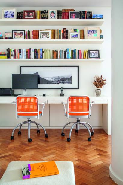 Escritório em apartamento de 500 m², com projeto dos arquitetos Roberta Moura, Paula Faria e Luciana Mambrini.