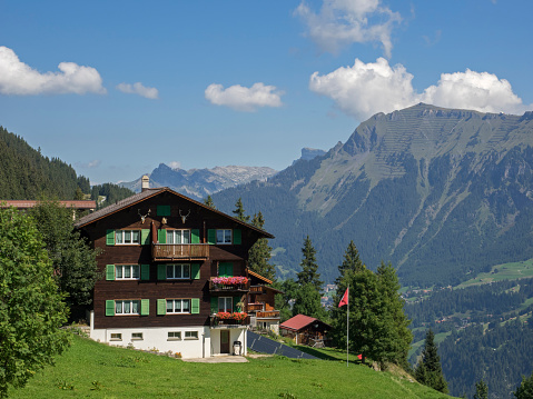 Essa casa de quatro andares faz bastante proveito do espaço ao ar livre na montanha.