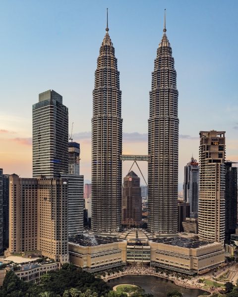 As torres gêmeas ficam em Kuala Lumpur, na Malásia