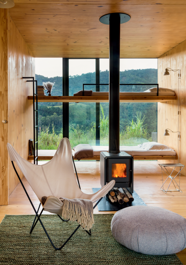 Como num loft, os ambientes são interligados, e os beliches ficam na sala. Tapete da By Kamy, cadeira Butterfly e pufe da Futon Company. À esquerda, a entrada da casa, que tem uma pedra como degrau. Como num loft, os ambientes são interligados, e os beliches ficam na sala. Tapete da By Kamy, cadeira Butterfly e pufe da Futon Company. À esquerda, a entrada da casa, que tem uma pedra como degrau.