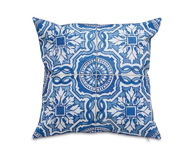 Usa microfibra a almofada Viseu (45 x 45 cm), que replica até o rejunte dos azulejos. Na Breton, por 146 reais. Usa microfibra a almofada Viseu (45 x 45 cm), que replica até o rejunte dos azulejos. Na Breton, por 146 reais.
