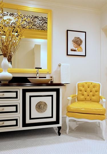 O cômodo poderia ter sido básico com o preto e o branco, mas o amarelo elevou a decoração a outro nível!