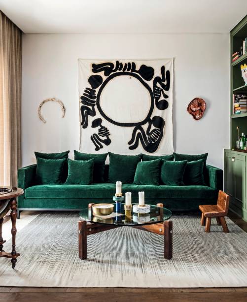 Sala de estar no apartamento da diretora criativa Stephanie Wenk. O décor conta com obras de Daniel Albuquerque, Solange Pessoa e Tiago Mestre. Sofá da Micasa, mesa de Sergio Rodrigues e tapete da Phenicia Concept.