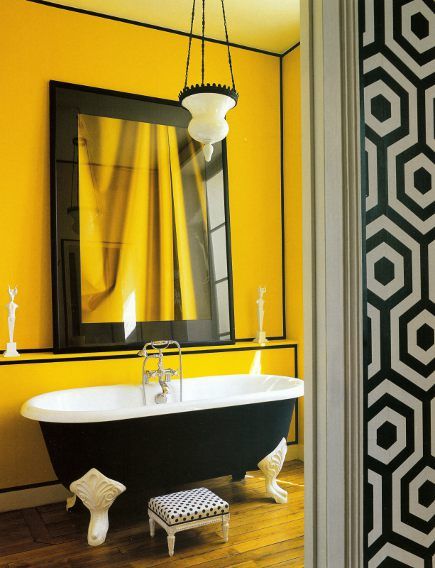 Aqui o amarelo torna o banheiro clássico bem moderno!