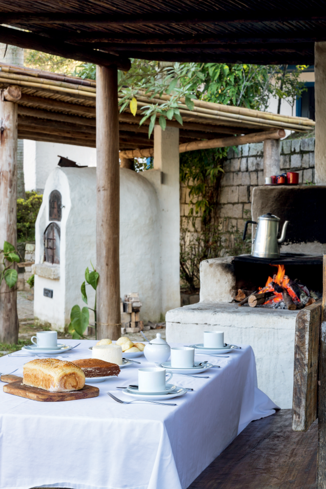 O café da manhã é servido ao lado do fogão a lenha, que mantém o bule aquecido. O café da manhã é servido ao lado do fogão a lenha, que mantém o bule aquecido.