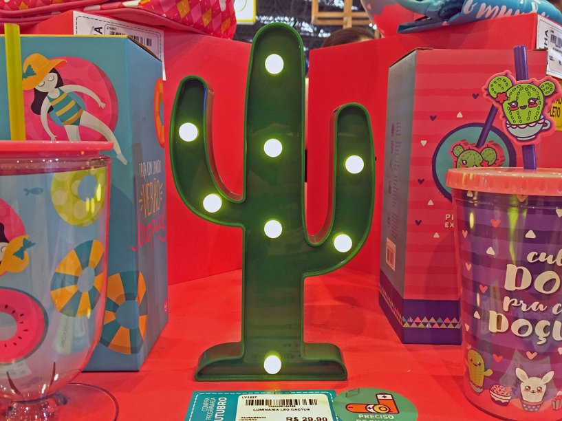 A luminária LED Cactus é da Ludi.