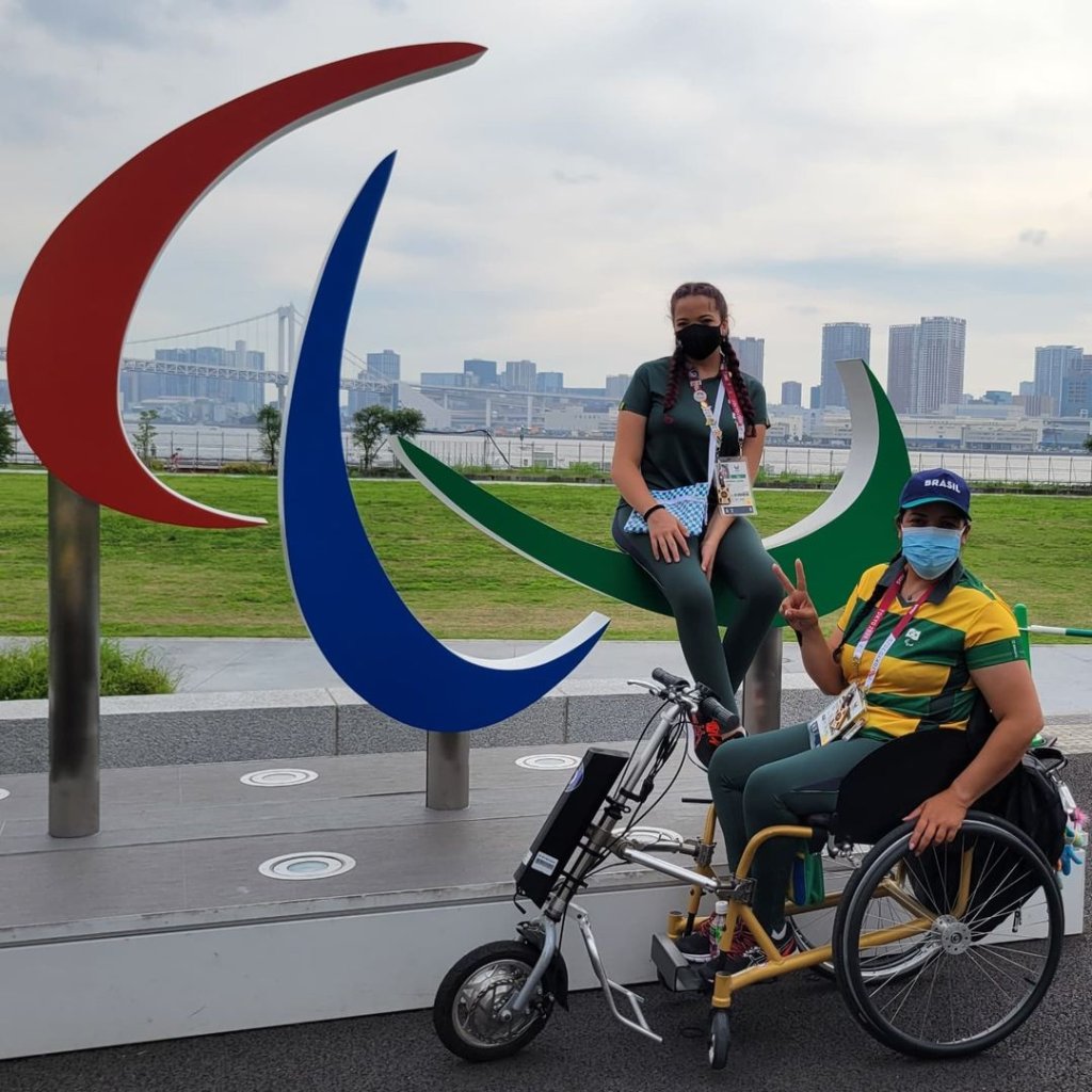 Jane Karla Göegel e sua filha Lethicia Lacerda nas Paralimpíadas de Tóquio