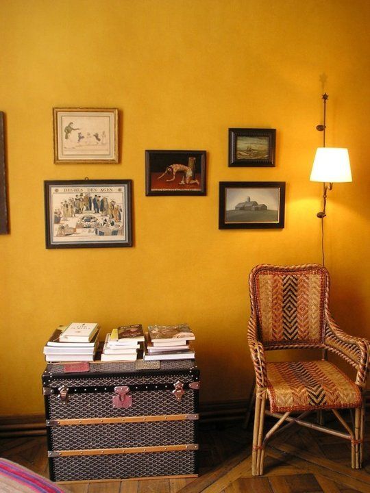 A mobília se destaca com o fundo todo amarelo.