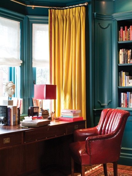 Aqui as cortinas amarelas, junto com o verde petróleo e a poltrona vermelha, criam um ar retrô e divertido.