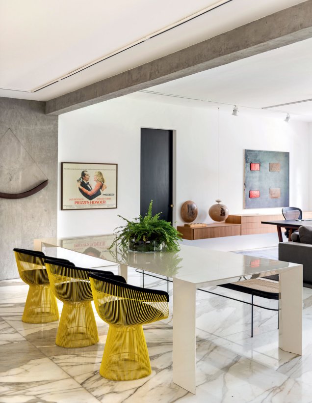 No apartamento do cineasta Marcelo Brennand, com projeto de reforma do escritório Triart Arquitetura, as cadeiras Warren Platner em amarelo dão um toque moderno e descontraído.