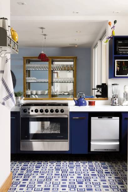 Apartamento decorado em tons de azul pelo designer de interiores <a href="https://felipealcici.com.br/">Felipe Alcici</a>.