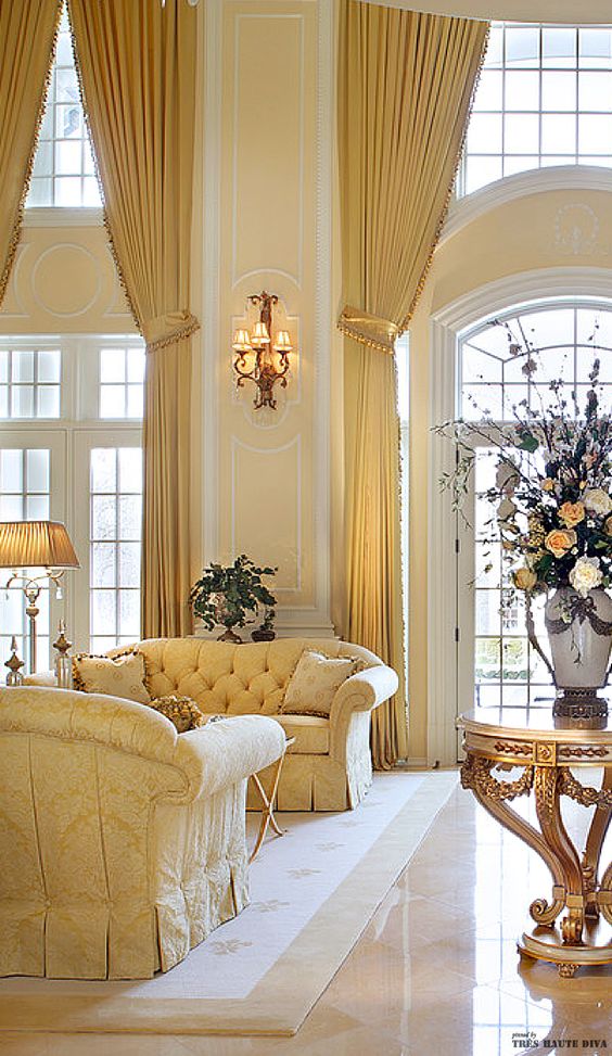 Aqui desde a mobília até as paredes são praticamente do mesmo tom de amarelo, mas ao invés do ambiente ficar monótono, ela é clássico e elegante.