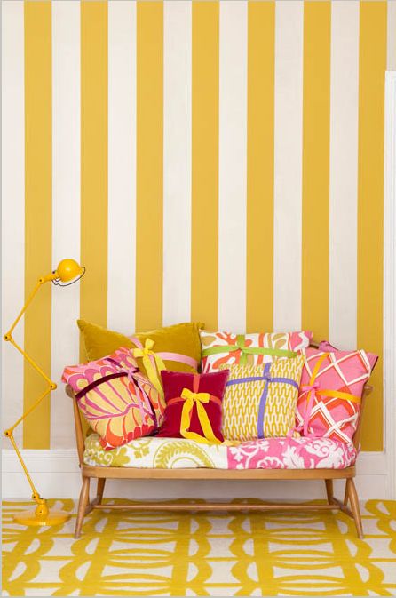 Você pode combinar padrões de estampa diferentes usando o mesmo tom de amarelo, assim como é feito na parede e no chão.