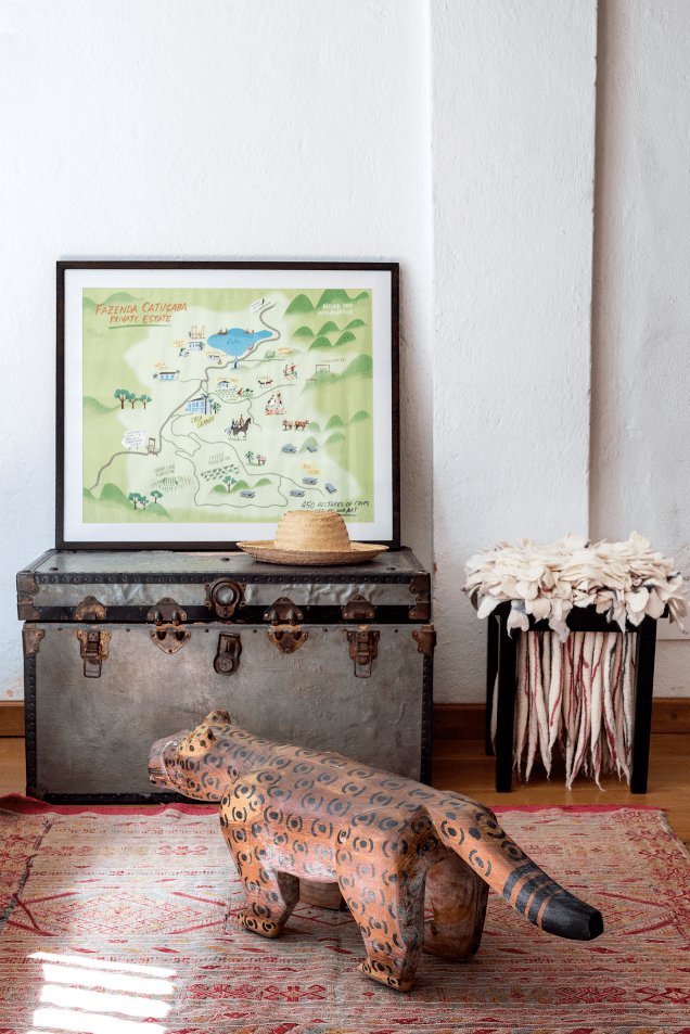 Lembranças de viagens e peças garimpadas estão espalhadas por toda a casa. Aqui, banco indígena da Galeria Estação e peça com assento de lã de Inês Schertel. Lembranças de viagens e peças garimpadas estão espalhadas por toda a casa. Aqui, banco indígena da Galeria Estação e peça com assento de lã de Inês Schertel.